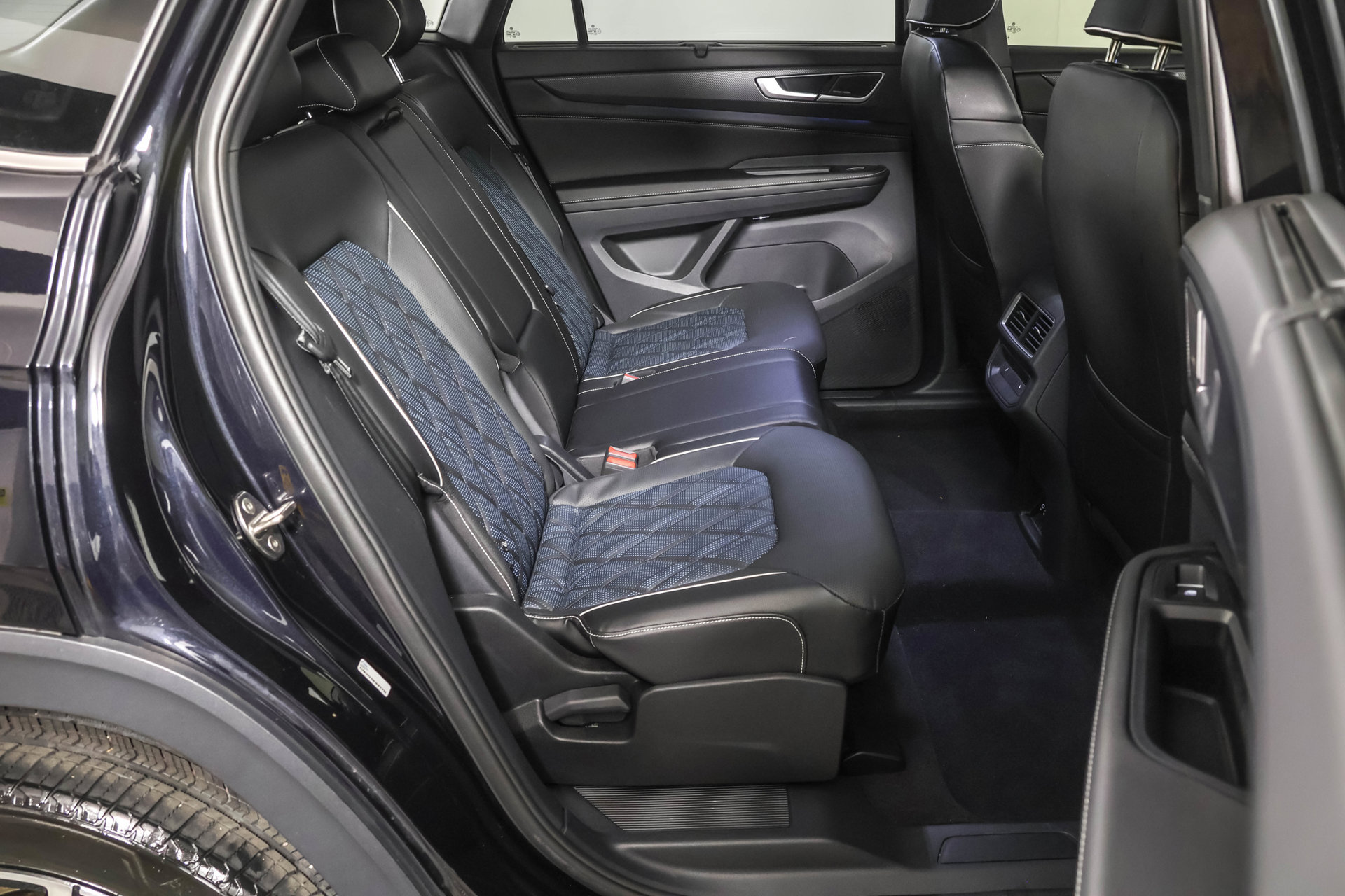 Used 2024 Volkswagen Atlas Cross Sport SEL Premium R-Line AWD/4WD image 41