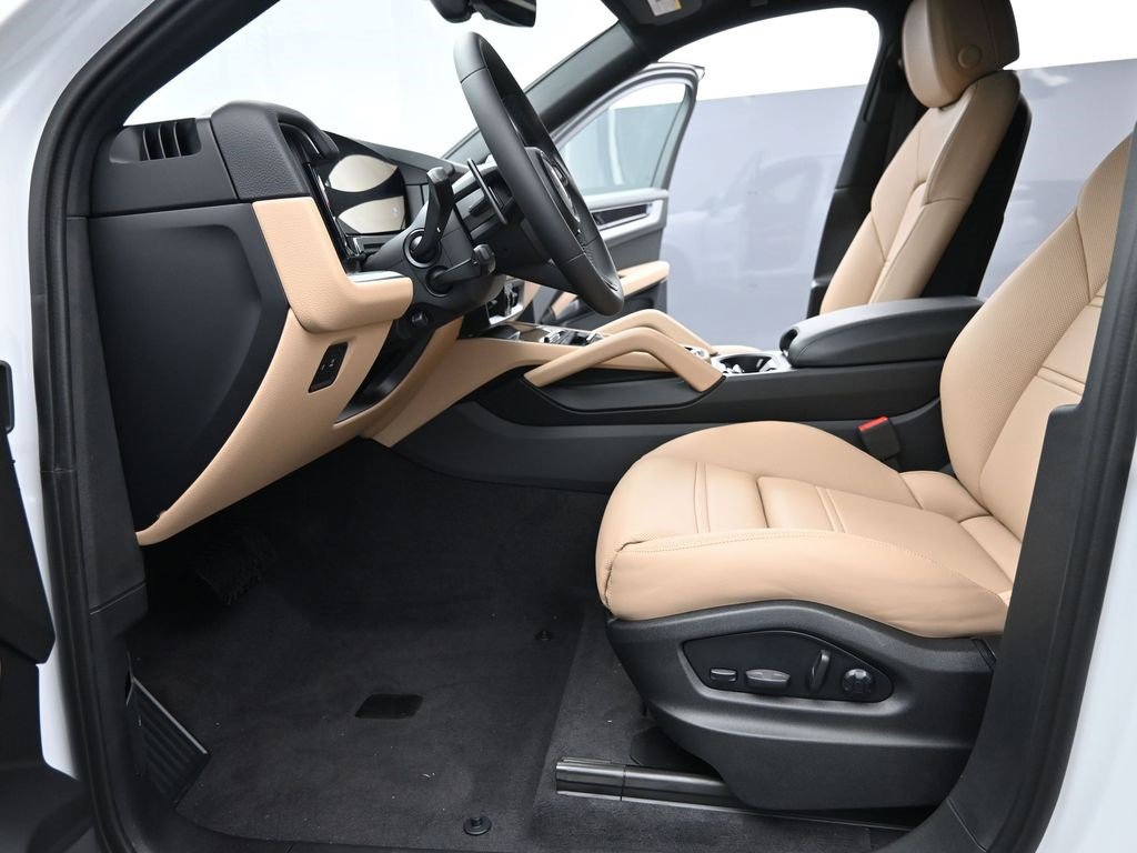 New 2025 Porsche Cayenne Coupe image 4