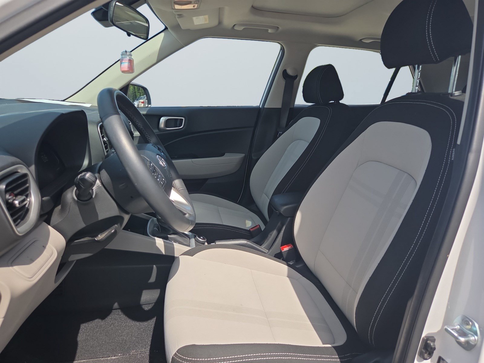 Certified 2025 Hyundai Venue SEL FWD image 11