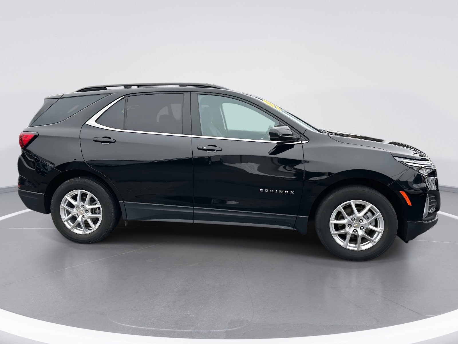 Used 2023 Chevrolet Equinox LT image 2
