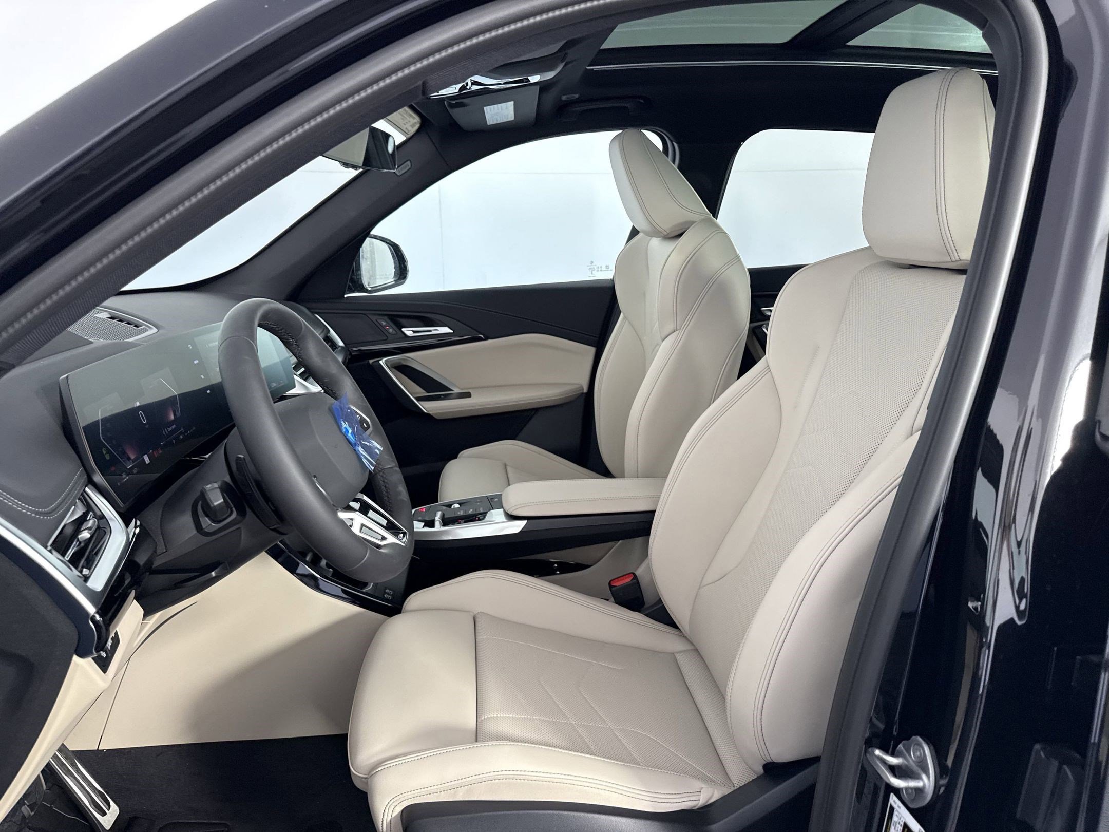 Used 2025 BMW X1 xDrive28i w/ Technology Package image 4