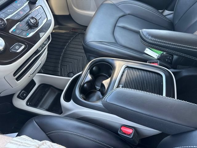 Used 2024 Chrysler Pacifica Touring-L FWD image 17