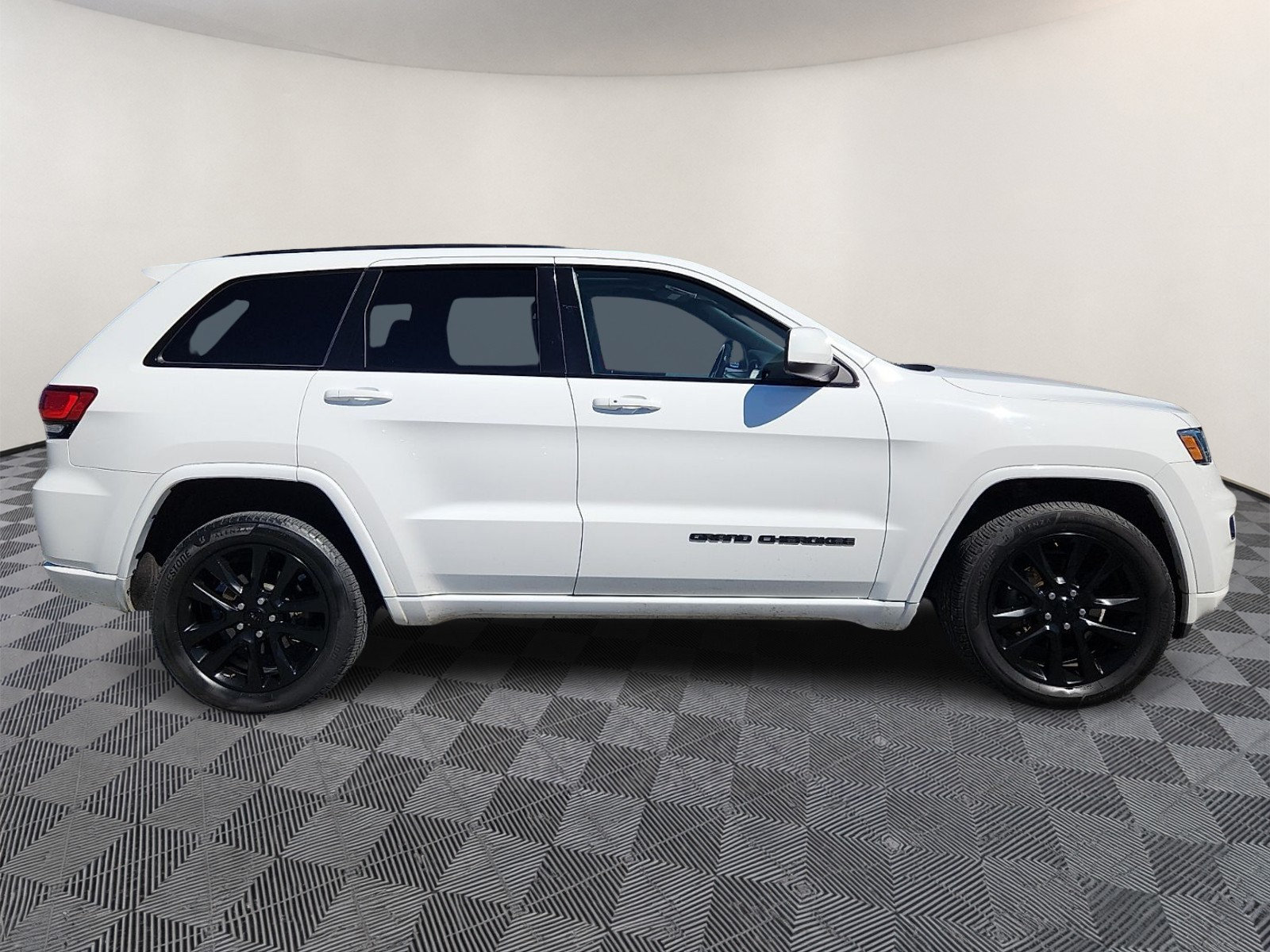 Used 2019 Jeep Grand Cherokee Altitude AWD/4WD image 7