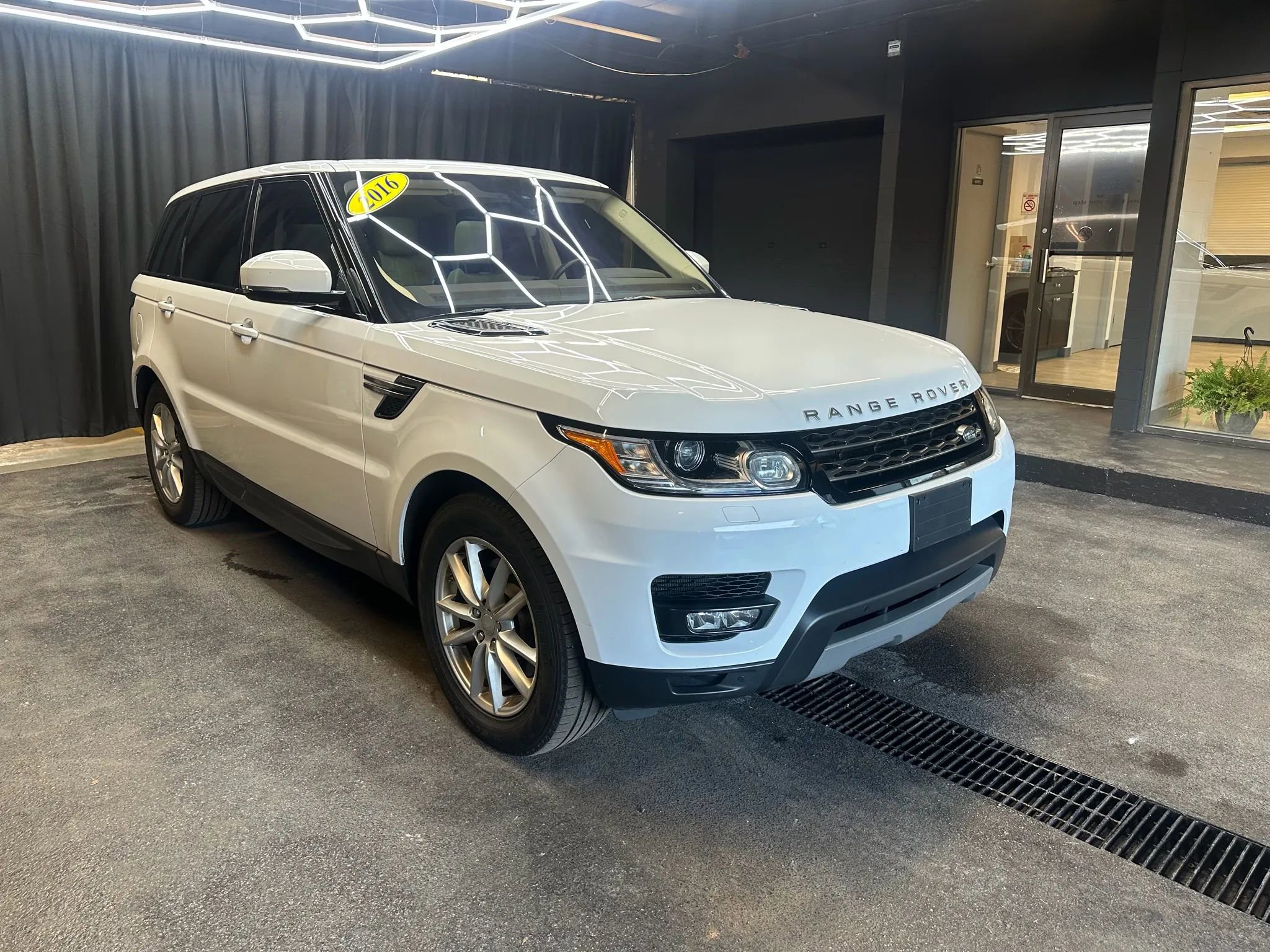 Used 2016 Land Rover Range Rover Sport SE image 10