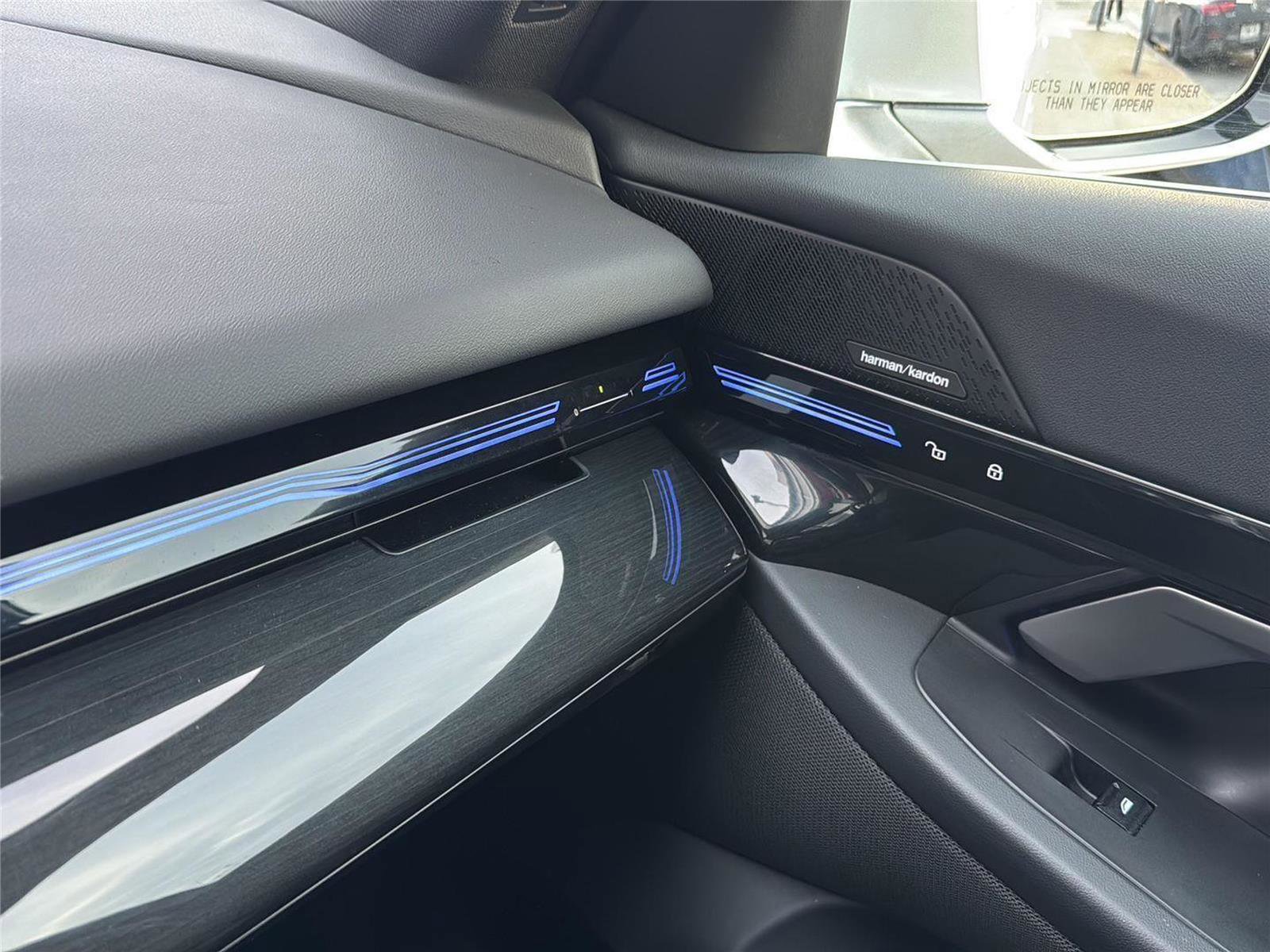 Used 2025 BMW 530i xDrive w/ Premium Package image 19