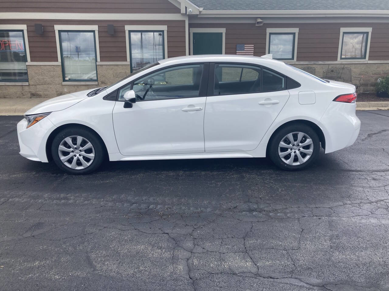 Used 2022 Toyota Corolla LE image 6