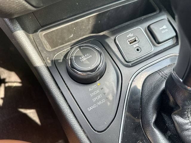 Used 2019 Jeep Cherokee Overland AWD/4WD image 40