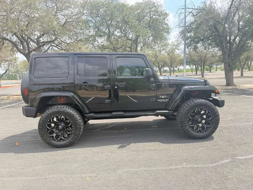 Used 2017 Jeep Wrangler Unlimited Sahara w/ Connectivity Group AWD/4WD image 9