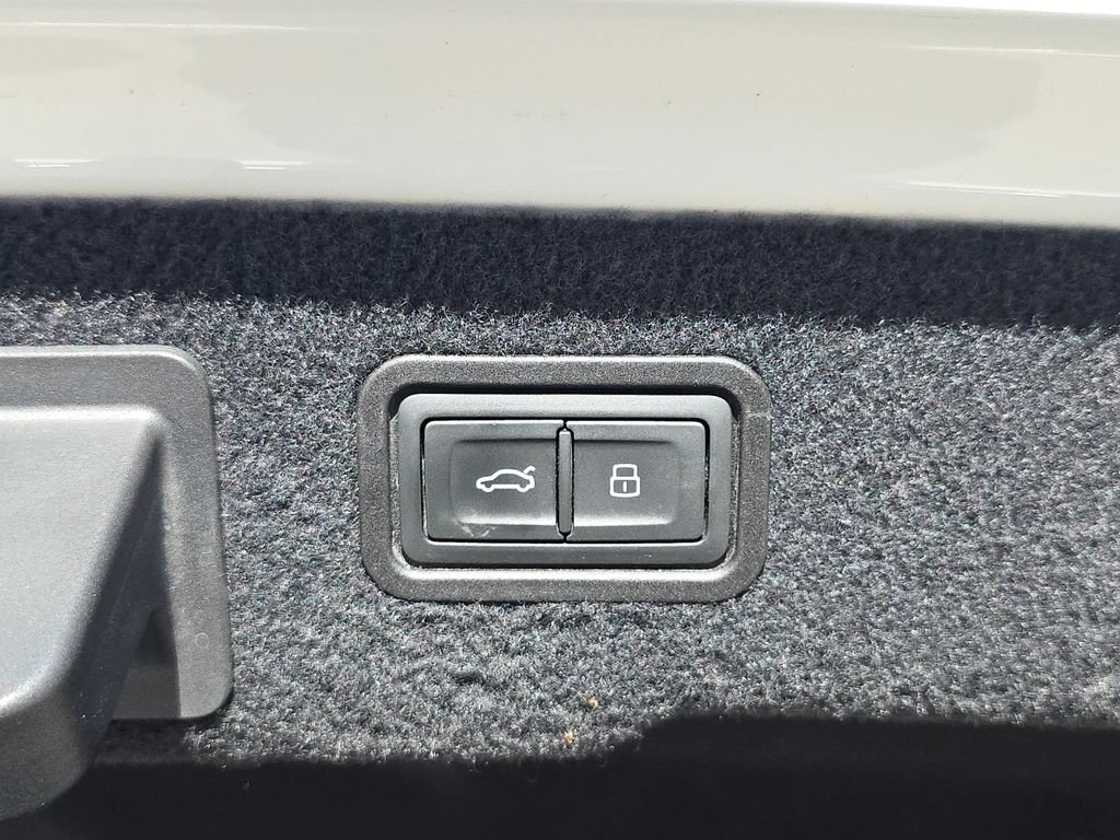 Used 2021 Audi A8 L 3.0T w/ Executive Plus Package AWD/4WD image 16