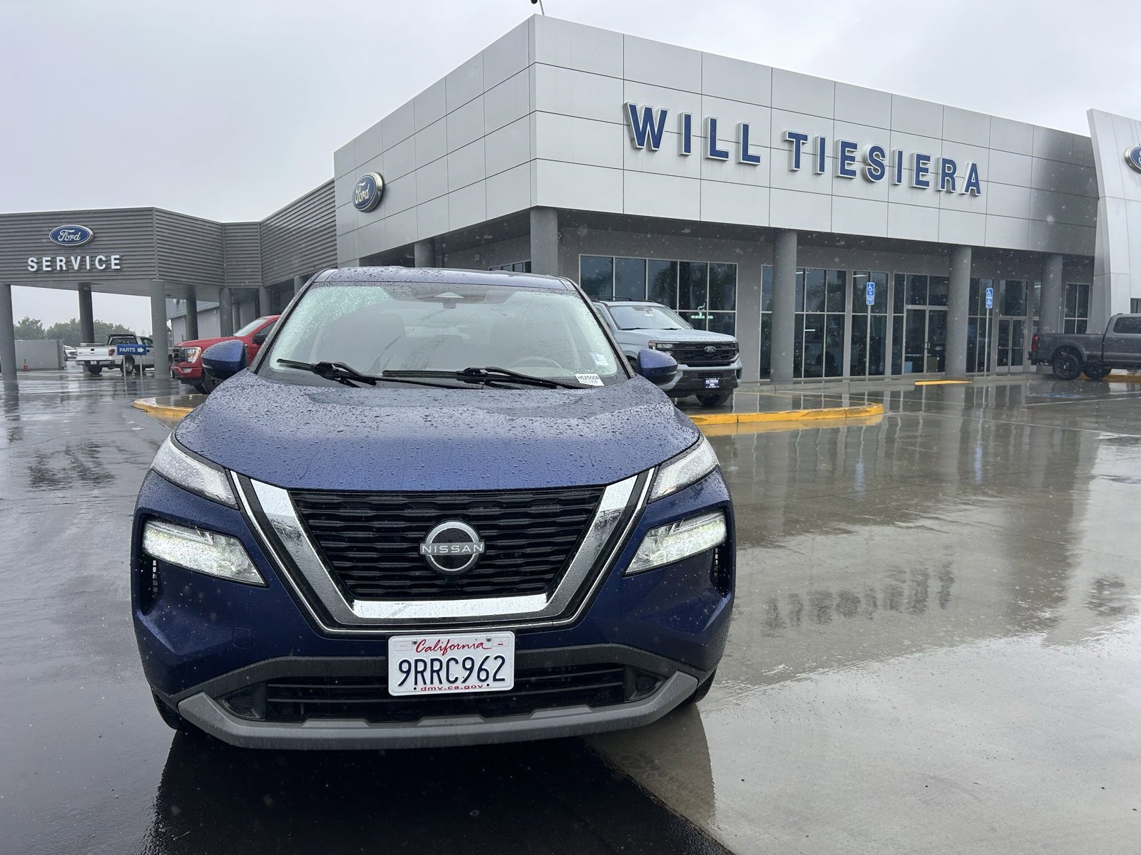 Used 2022 Nissan Rogue SV image 2