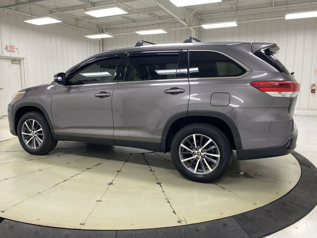 Used 2019 Toyota Highlander XLE FWD image 16