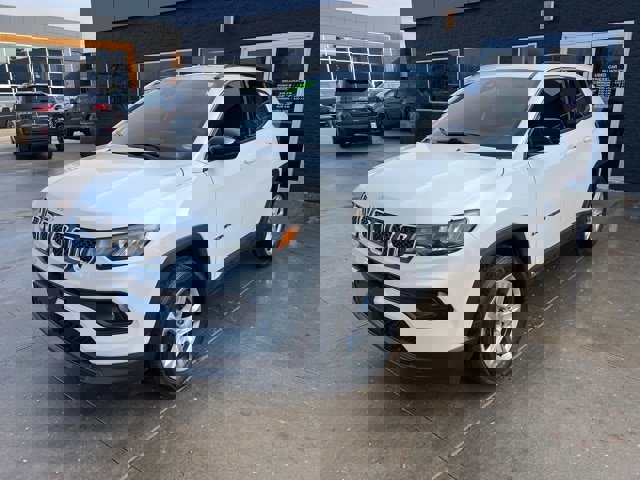 Used 2023 Jeep Compass Latitude image 3