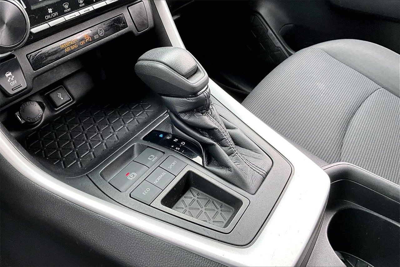 Used 2021 Toyota RAV4 LE image 26