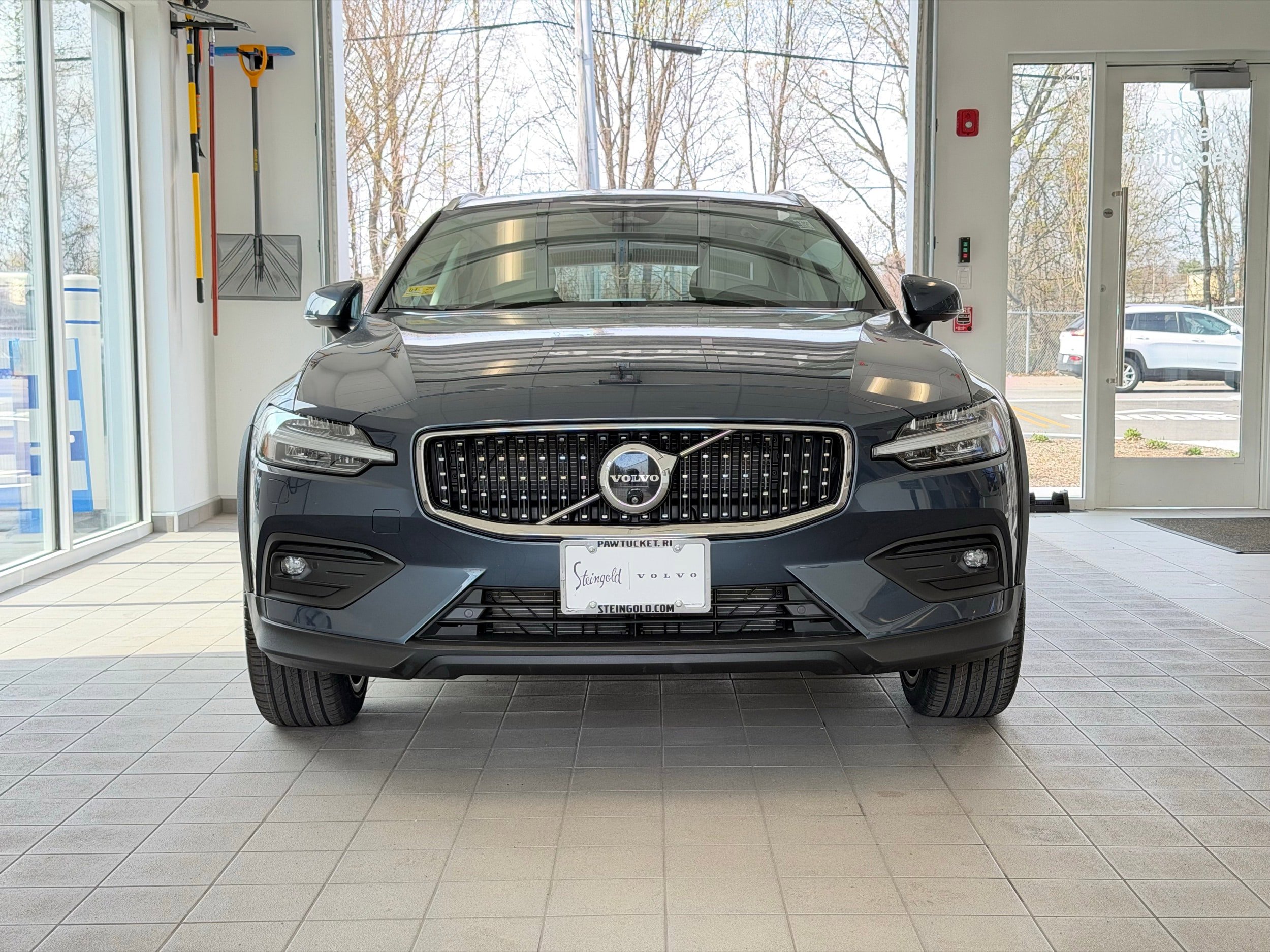 Certified 2025 Volvo V60 B5 Cross Country Plus AWD/4WD image 3