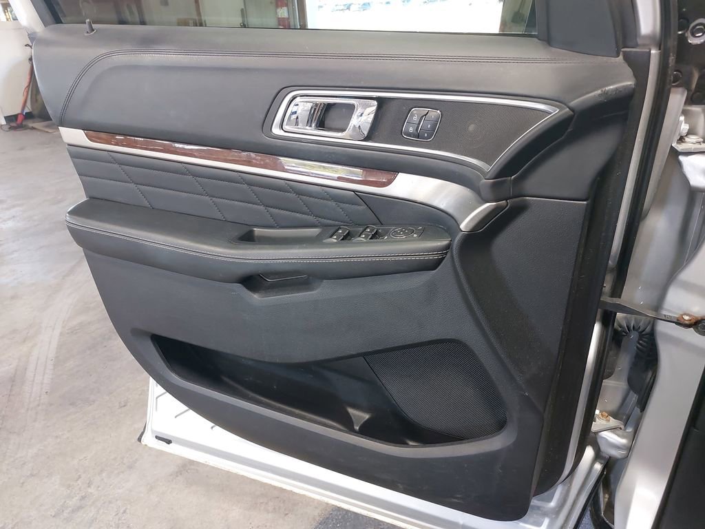 Used 2018 Ford Explorer Platinum AWD/4WD image 30