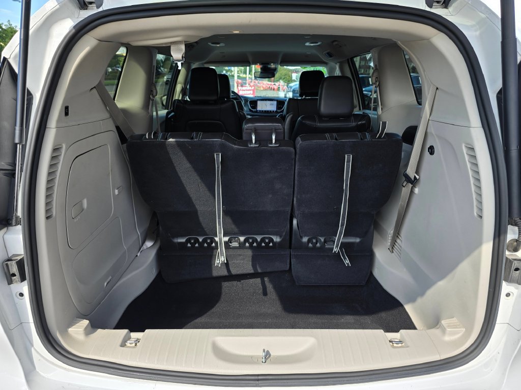 Used 2024 Chrysler Pacifica Limited FWD image 15