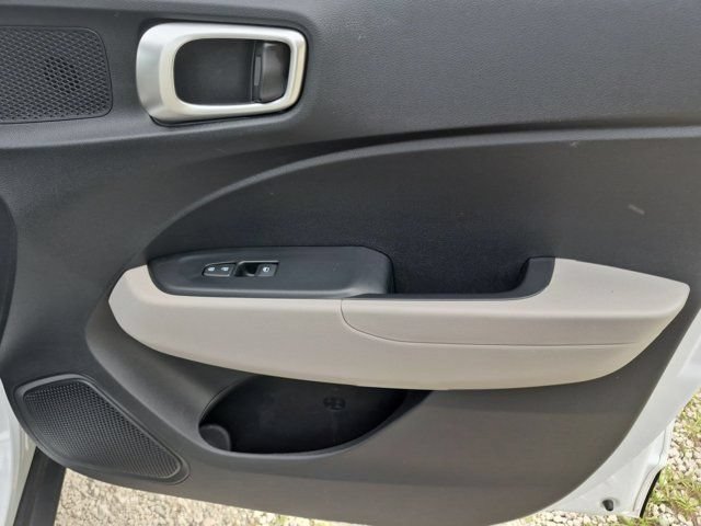 Used 2025 Hyundai Venue SEL FWD image 32