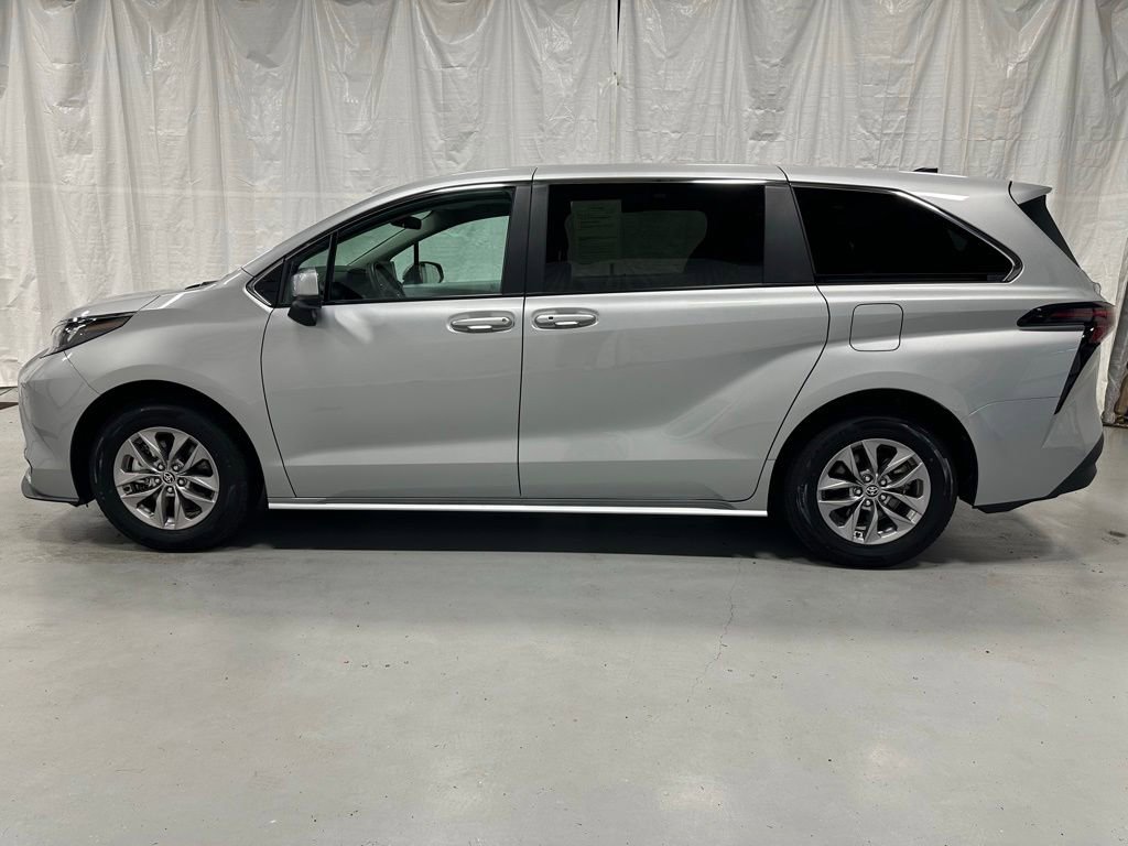 Used 2025 Toyota Sienna LE FWD image 4