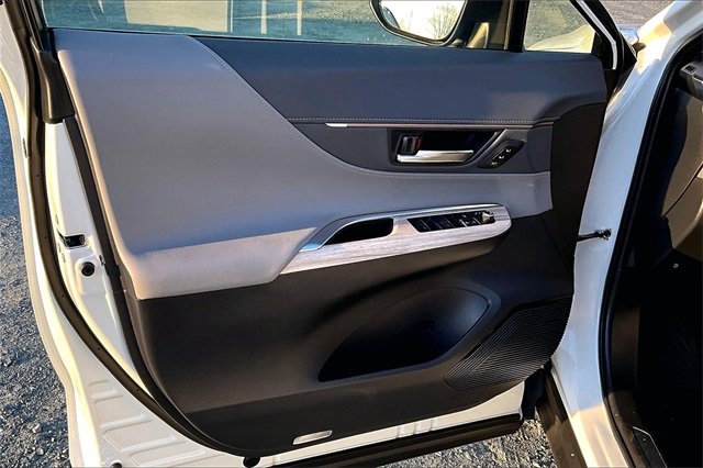 Used 2022 Toyota Venza XLE image 9