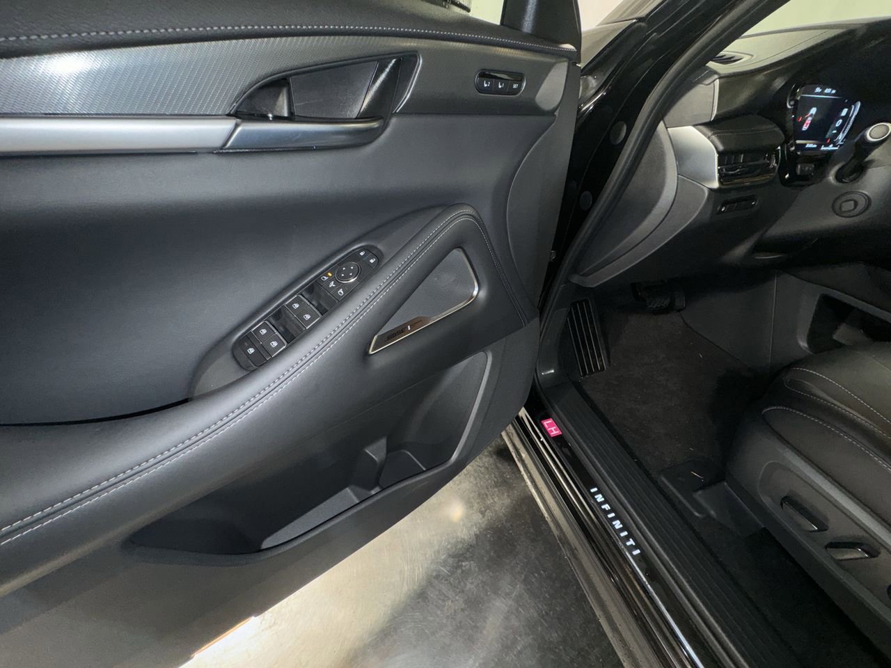 Certified 2025 INFINITI QX60 Luxe w/ Black Edition image 17