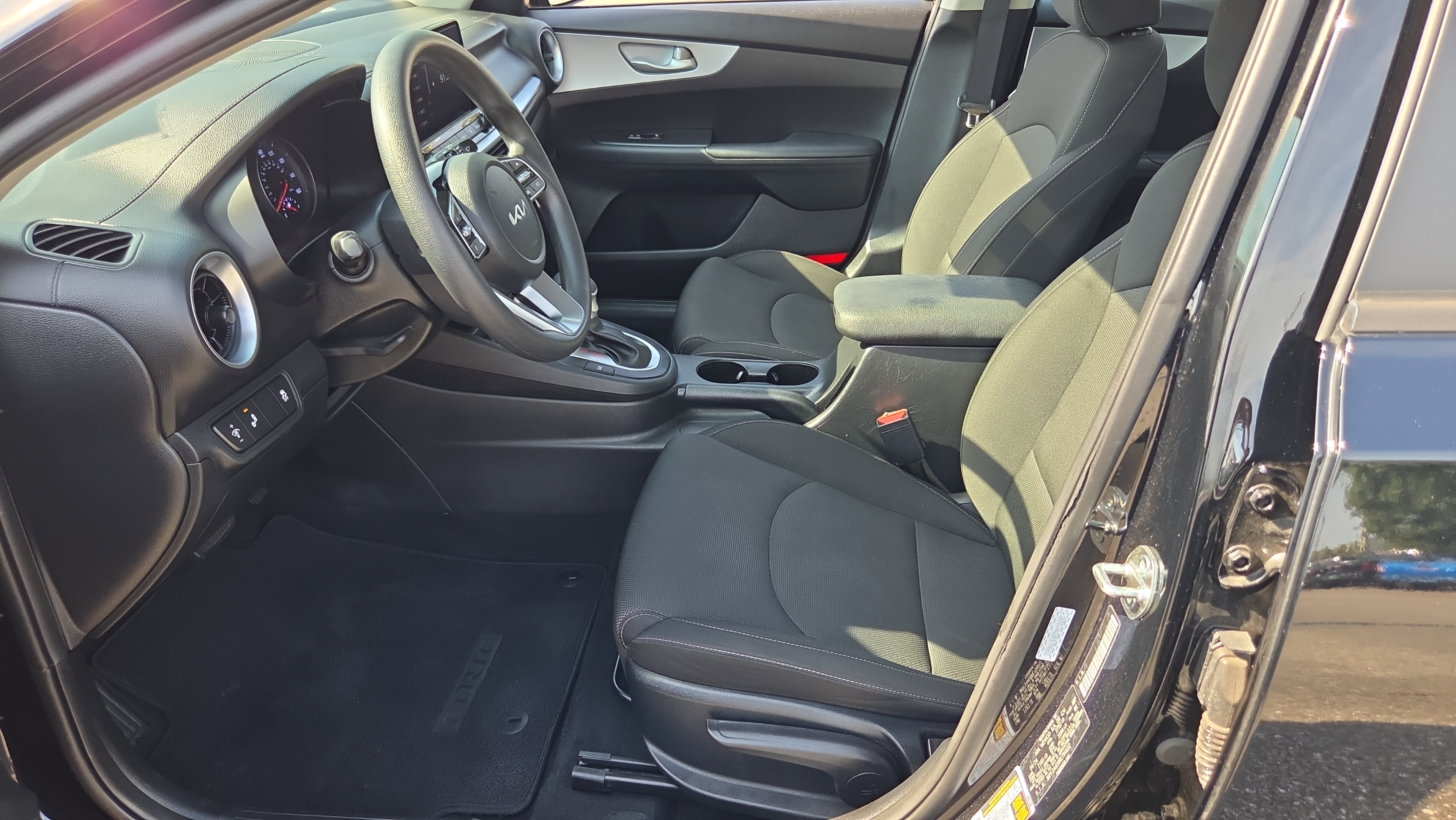 Used 2024 Kia Forte LXS w/ LXS Technology Package FWD image 9