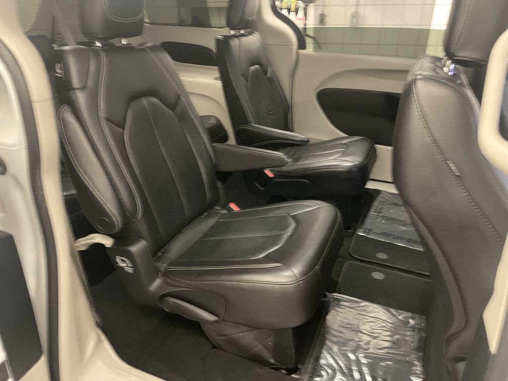 Used 2022 Chrysler Pacifica Touring-L FWD image 19