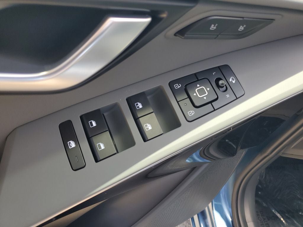 New 2026 Kia Niro FWD image 9
