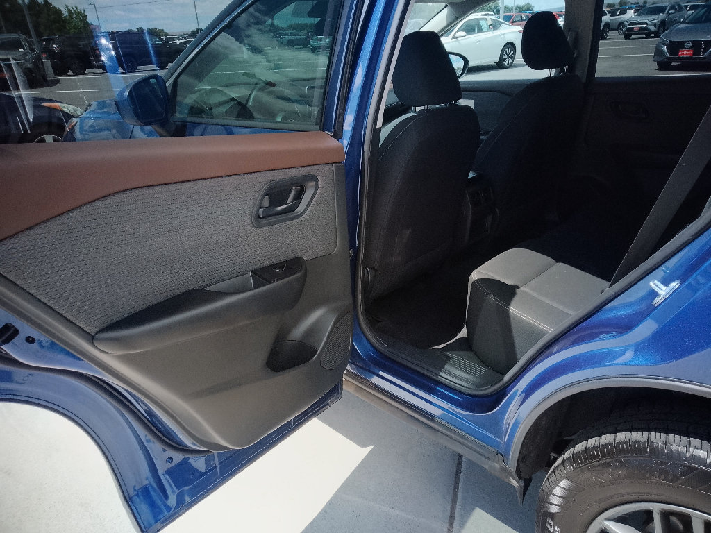 Used 2023 Nissan Rogue S AWD/4WD image 9