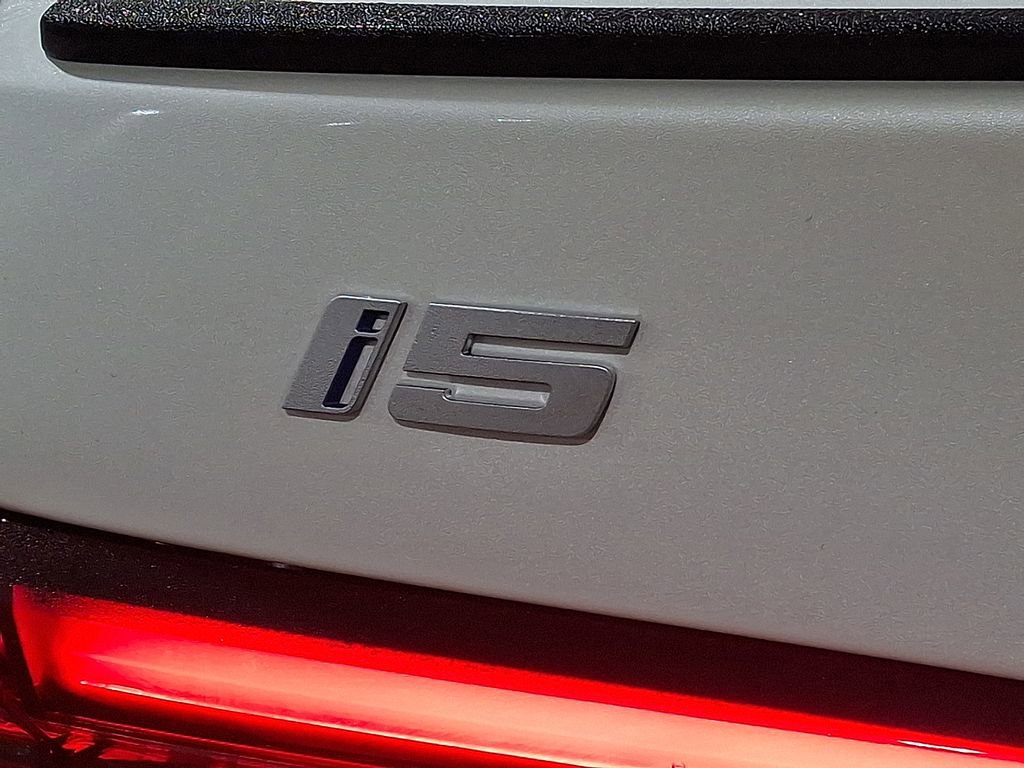 Used 2025 BMW i5 xDrive40 image 30