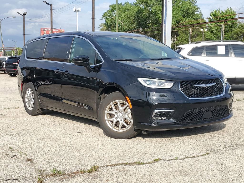 Used 2025 Chrysler Pacifica Select FWD image 1