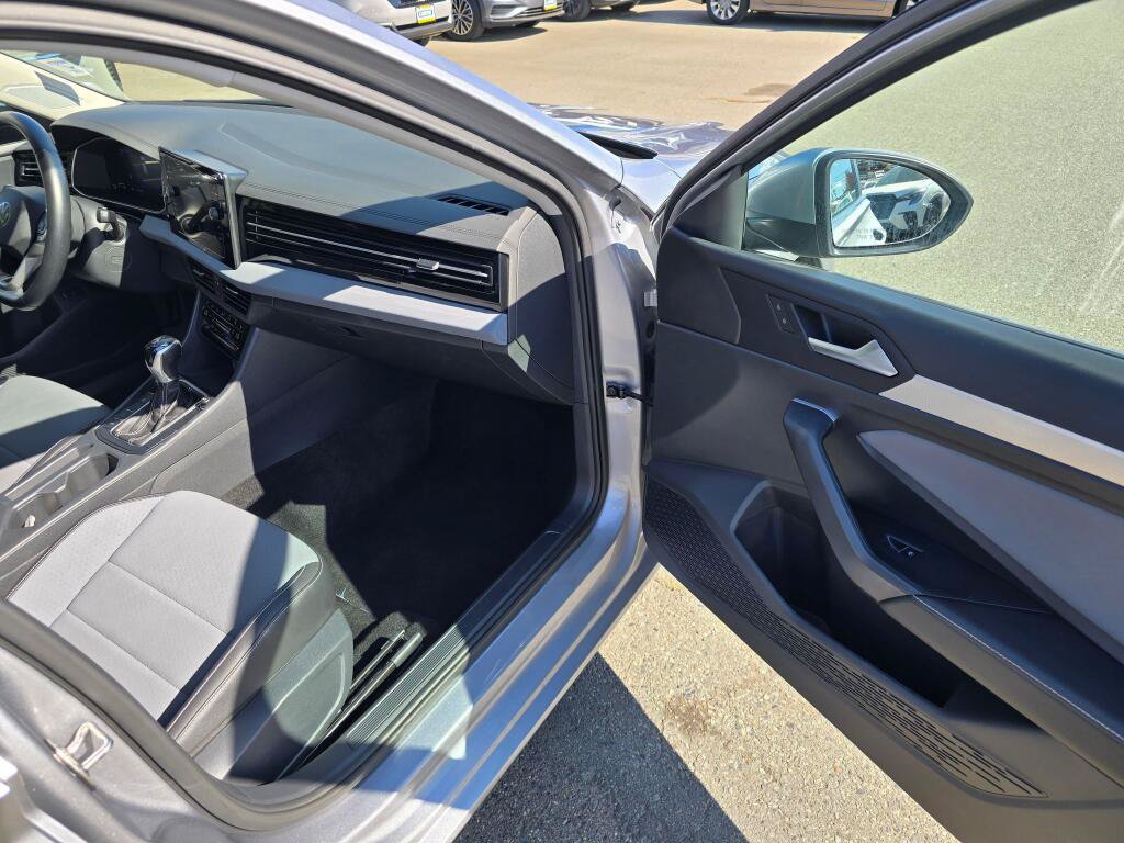 Used 2025 Volkswagen Jetta SE FWD image 10