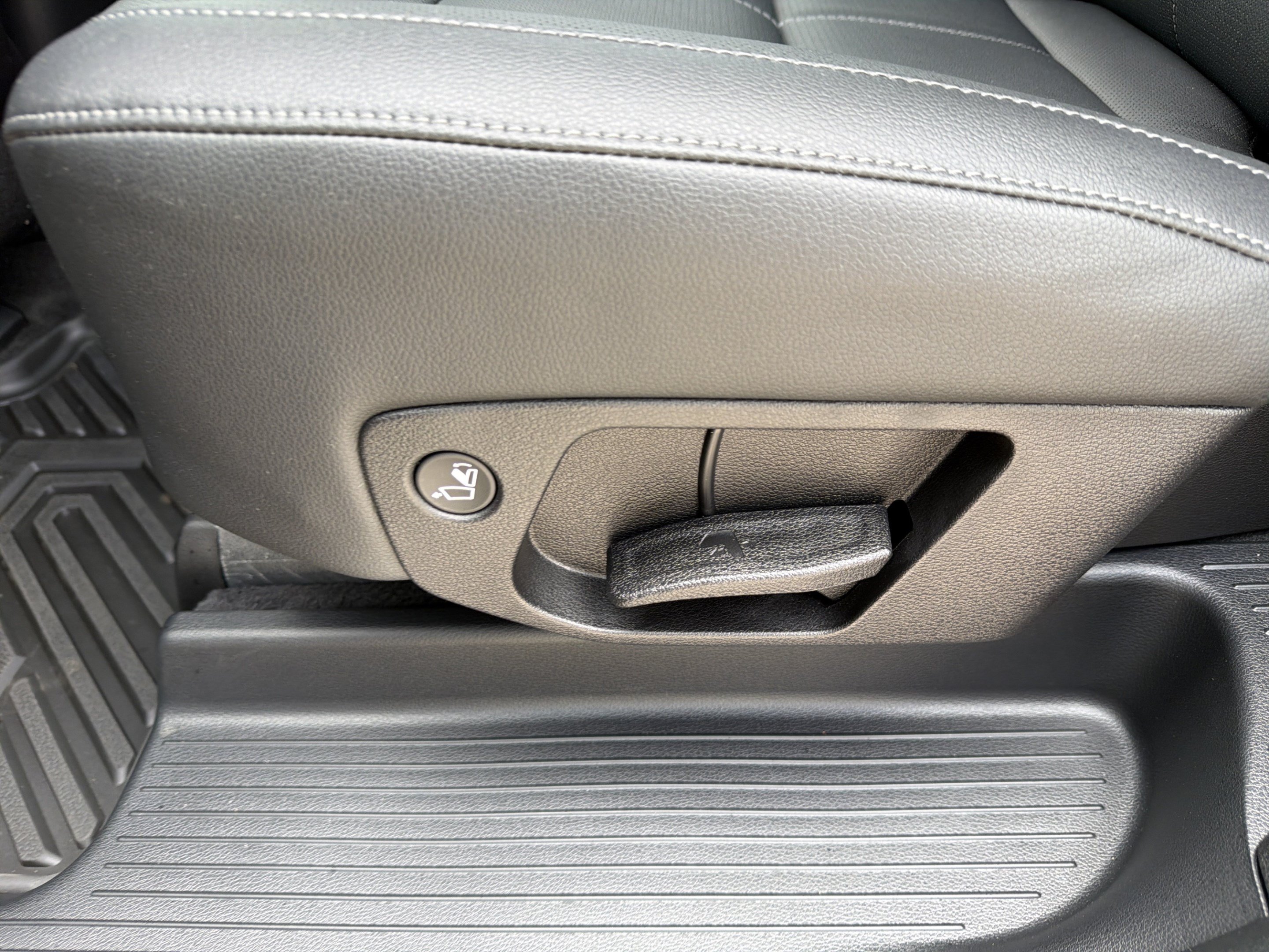 Used 2025 Kia Telluride SX w/ SX Captain's Chair Package FWD image 35