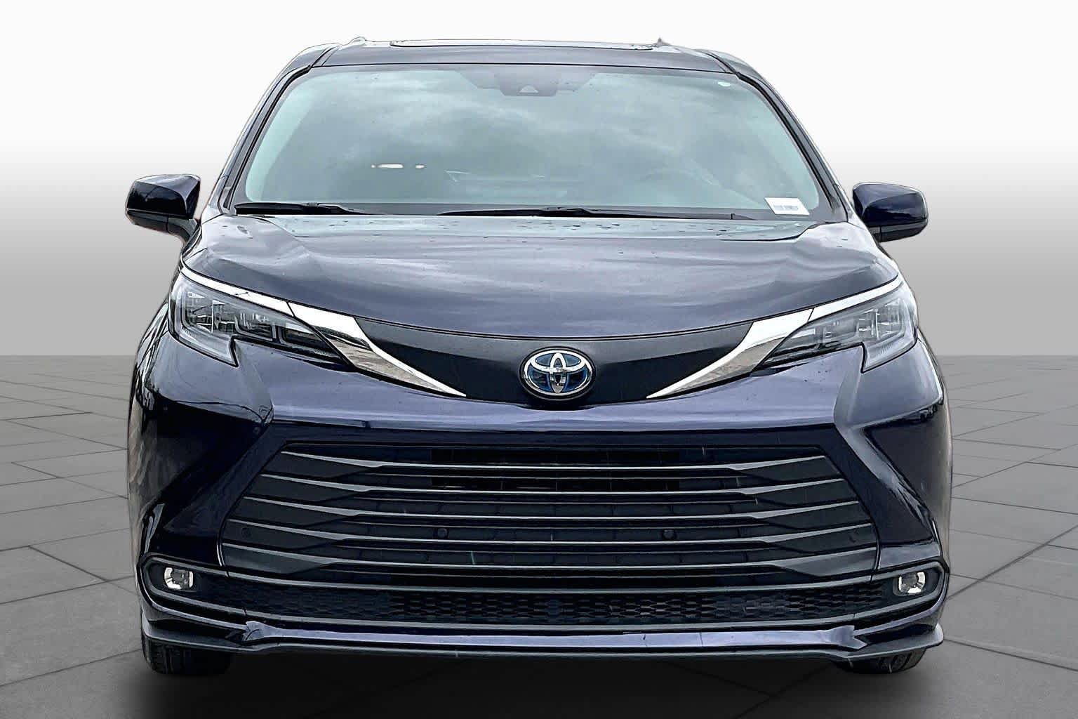 Used 2025 Toyota Sienna XLE FWD image 4