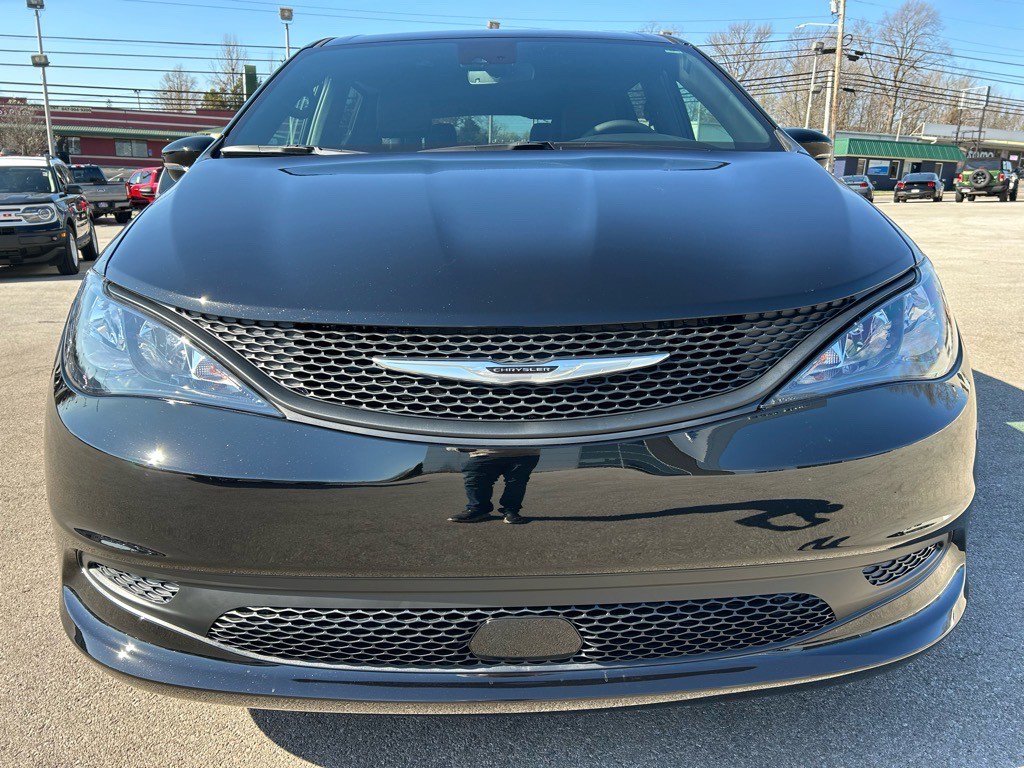 New 2025 Chrysler Voyager LX image 2