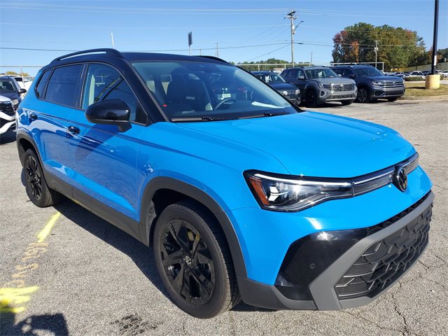 Certified 2025 Volkswagen Taos SE image 3