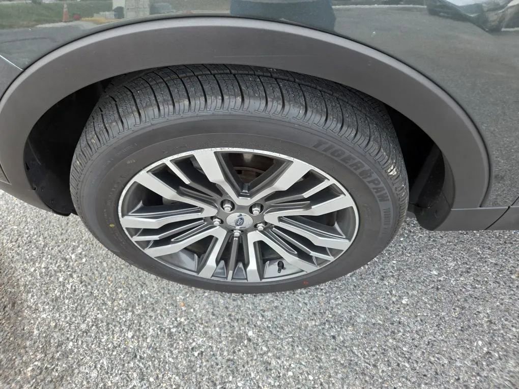 Used 2016 Ford Explorer Platinum image 29