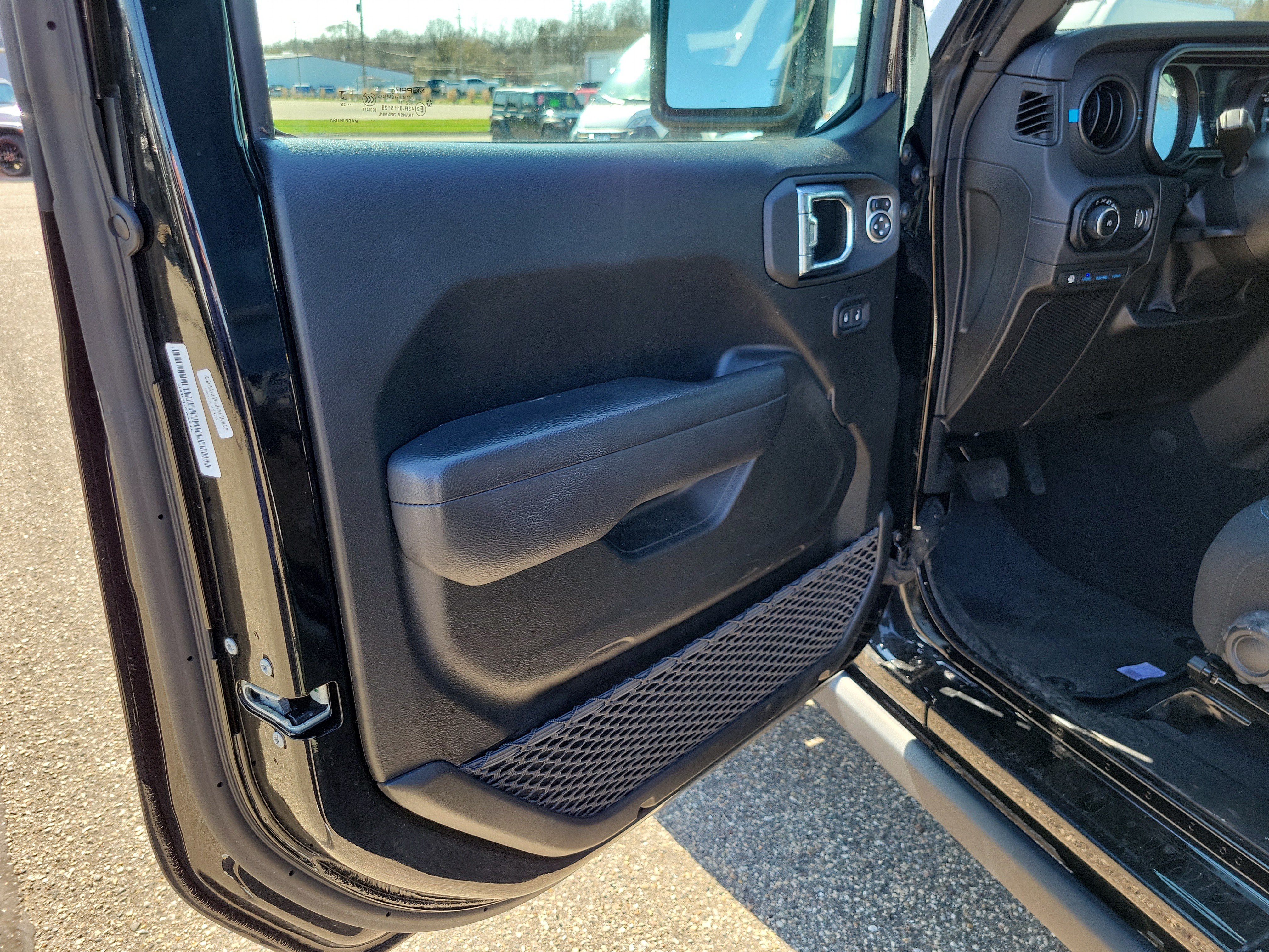 Used 2025 Jeep Wrangler Unlimited Rubicon 4xe w/ Convenience Group AWD/4WD image 6
