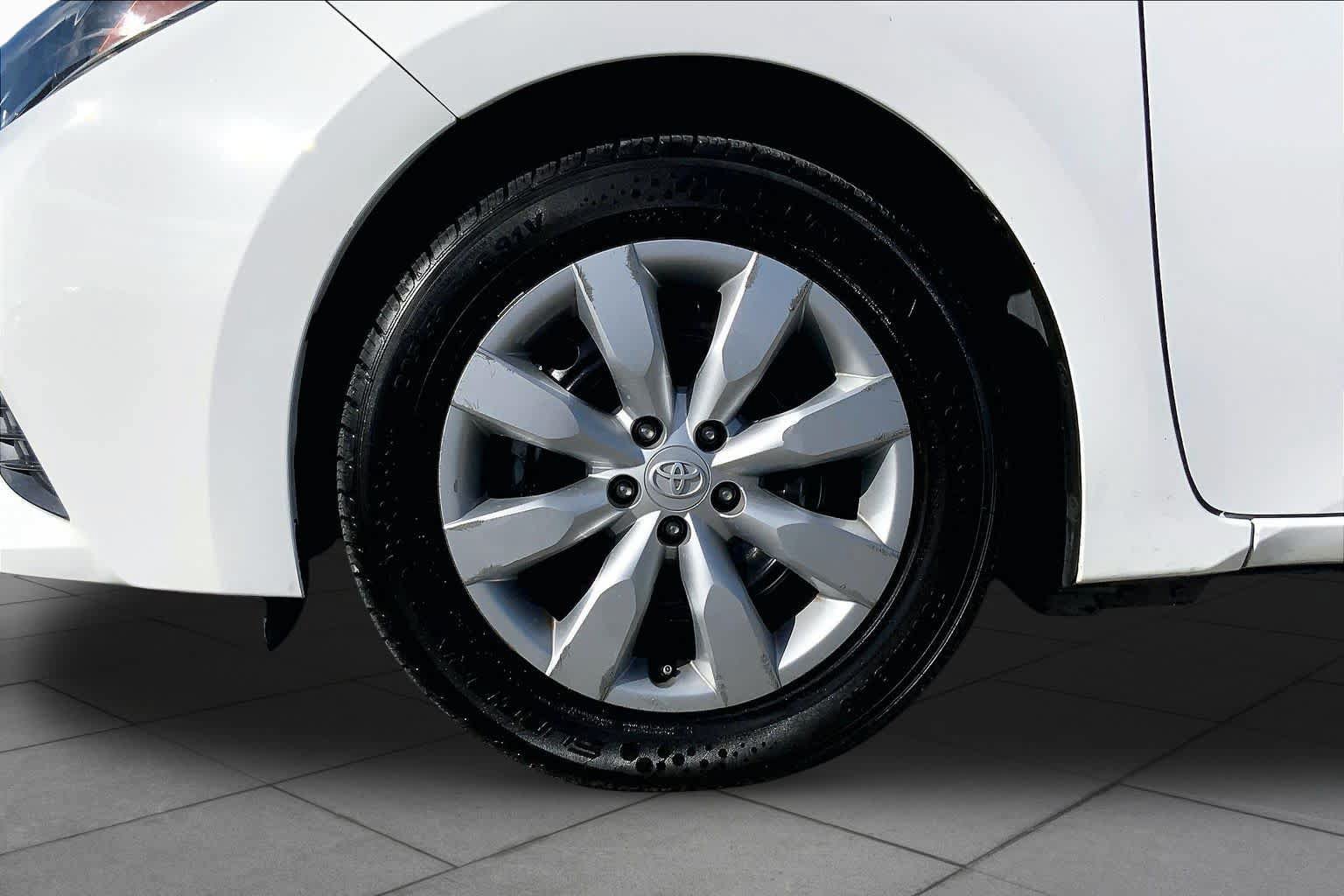 Used 2015 Toyota Corolla LE FWD image 11