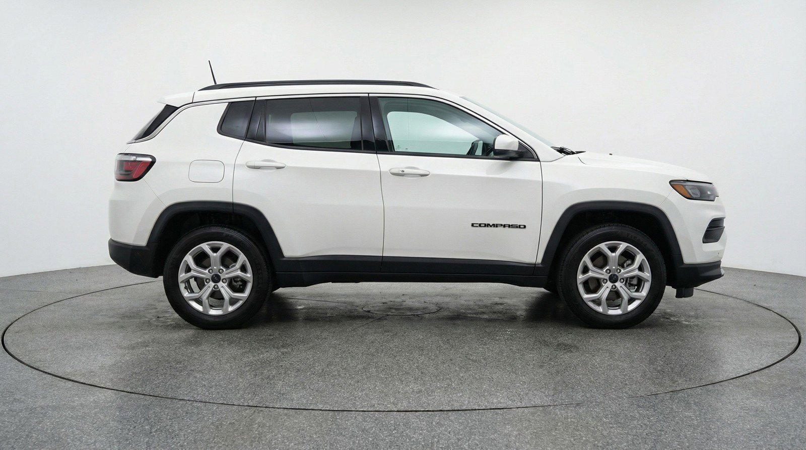 Used 2025 Jeep Compass Latitude image 9
