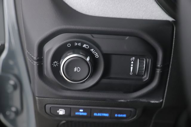 Used 2025 Jeep Wrangler Unlimited Sahara w/ Safety Group image 18