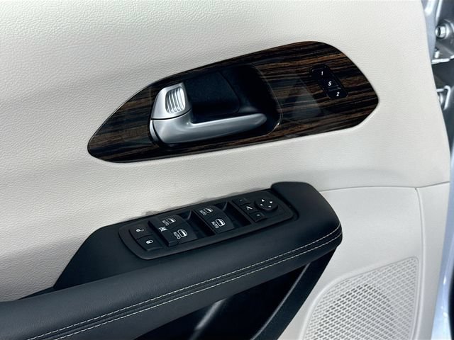 Used 2024 Chrysler Pacifica Limited FWD image 18