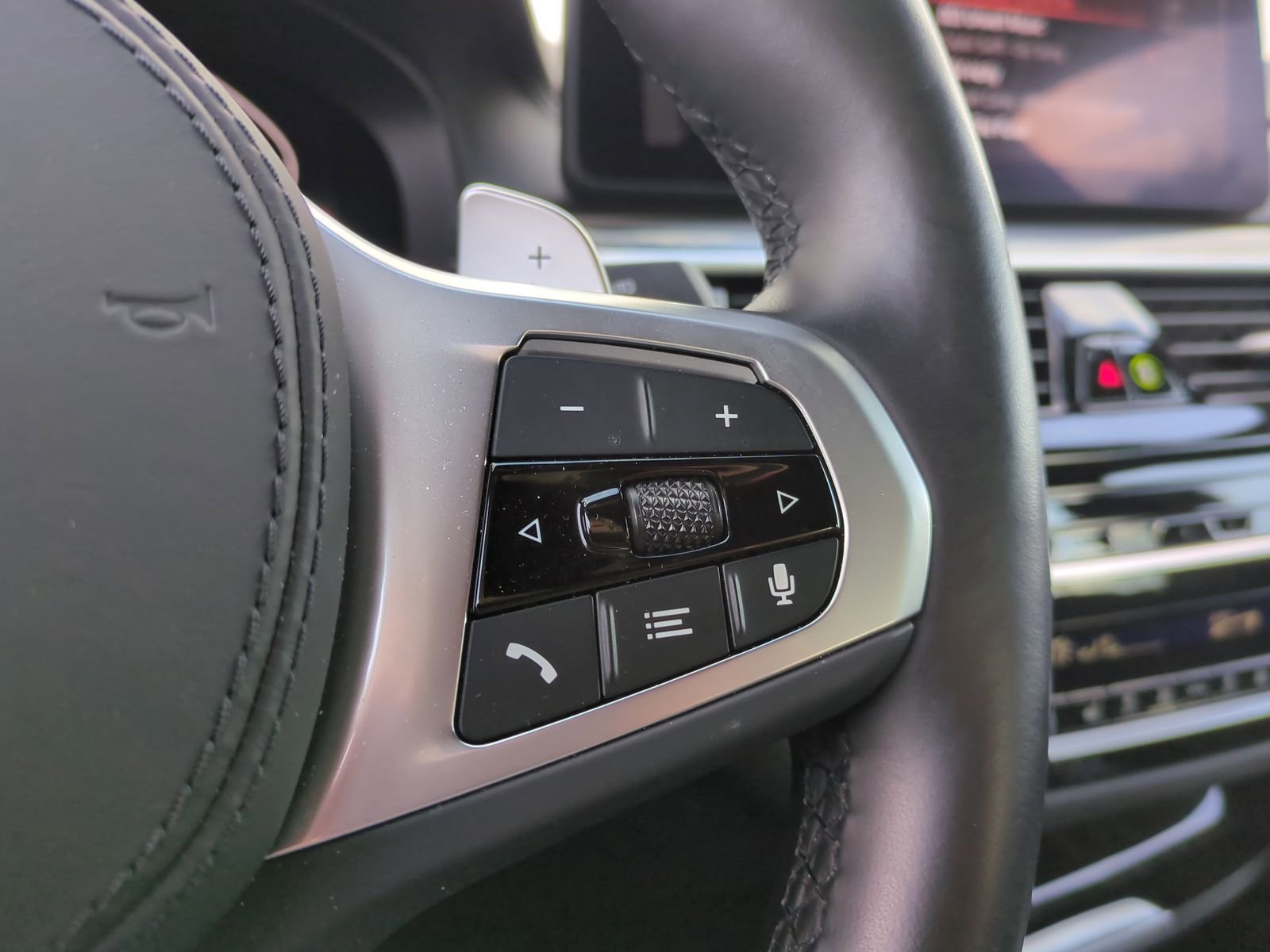 Used 2023 BMW M550i xDrive image 19