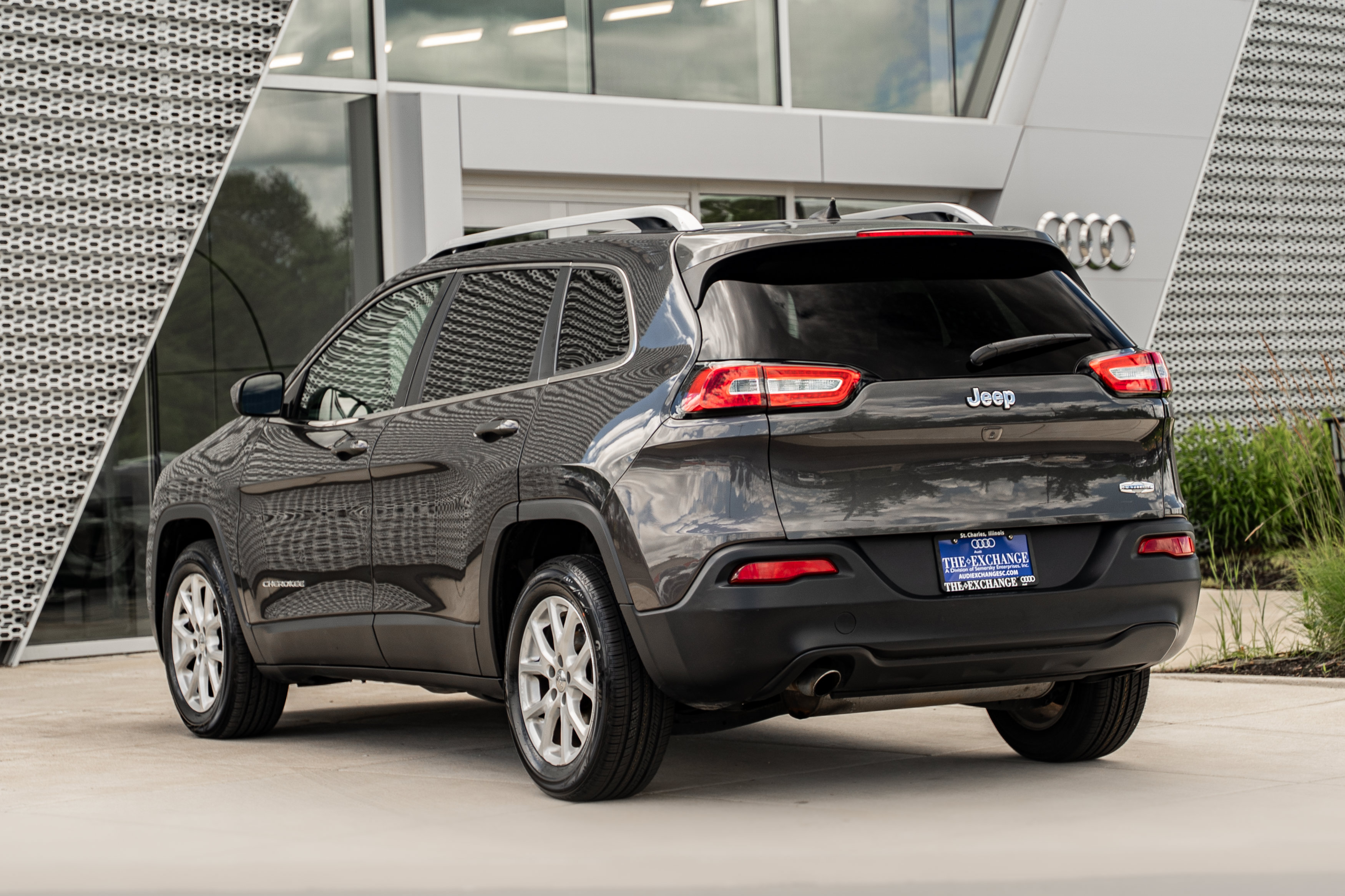 Used 2016 Jeep Cherokee Latitude w/ Cold Weather Group FWD image 5