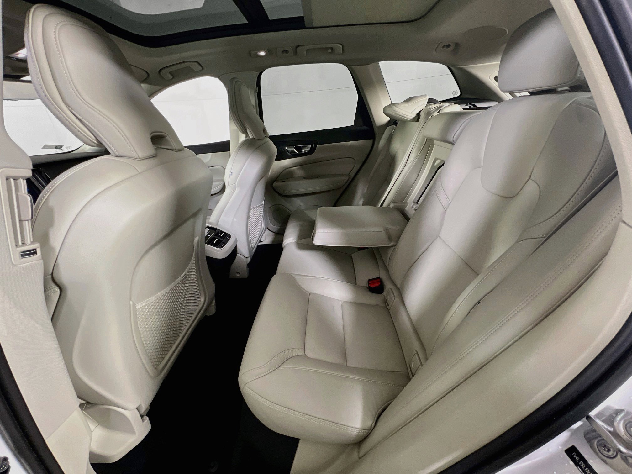 Used 2022 Volvo XC60 B5 Inscription w/ Advanced Package AWD/4WD image 26