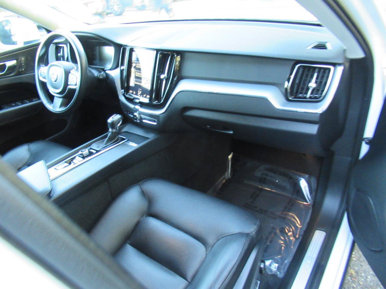 Used 2018 Volvo XC60 T6 Momentum AWD/4WD image 21
