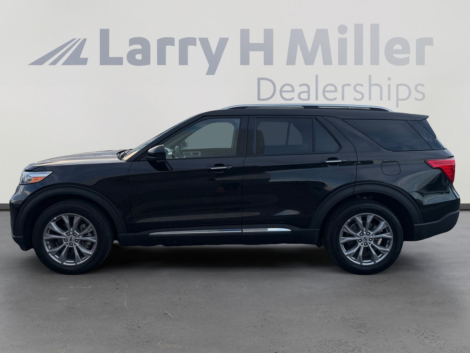 Used 2023 Ford Explorer Limited AWD/4WD image 2