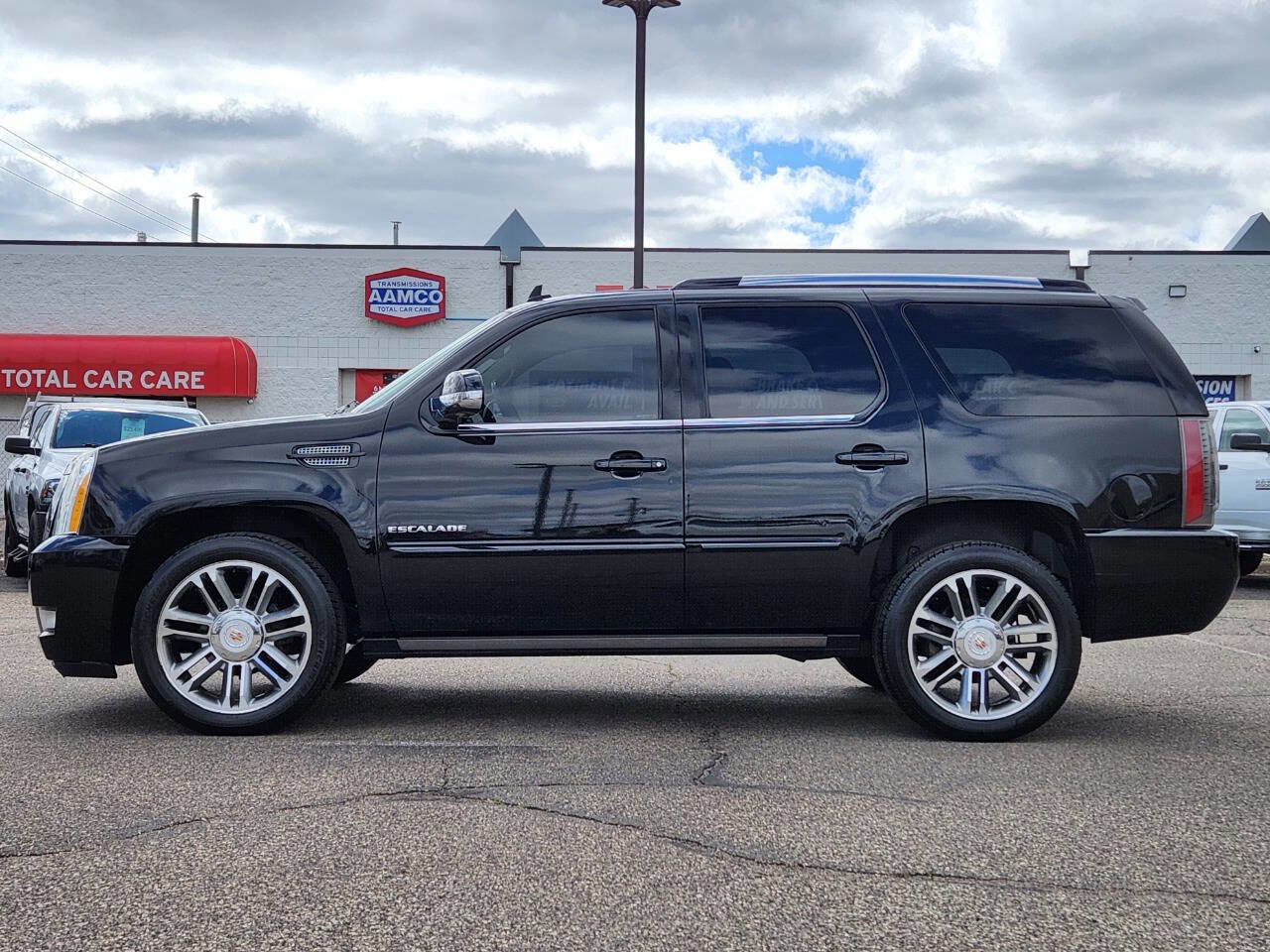 Used 2013 Cadillac Escalade Premium AWD/4WD image 2