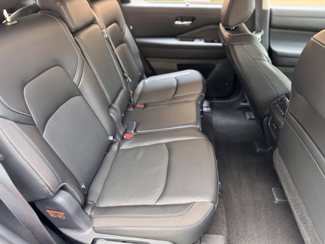 Used 2023 Nissan Pathfinder SL w/ Black Appearance Package image 16