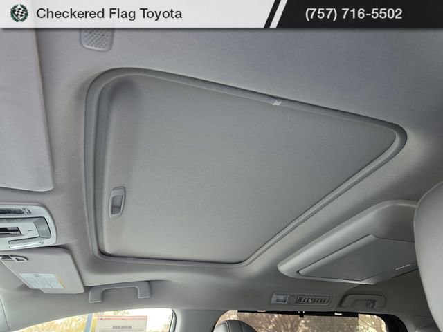 Used 2023 Toyota Sienna Limited image 9