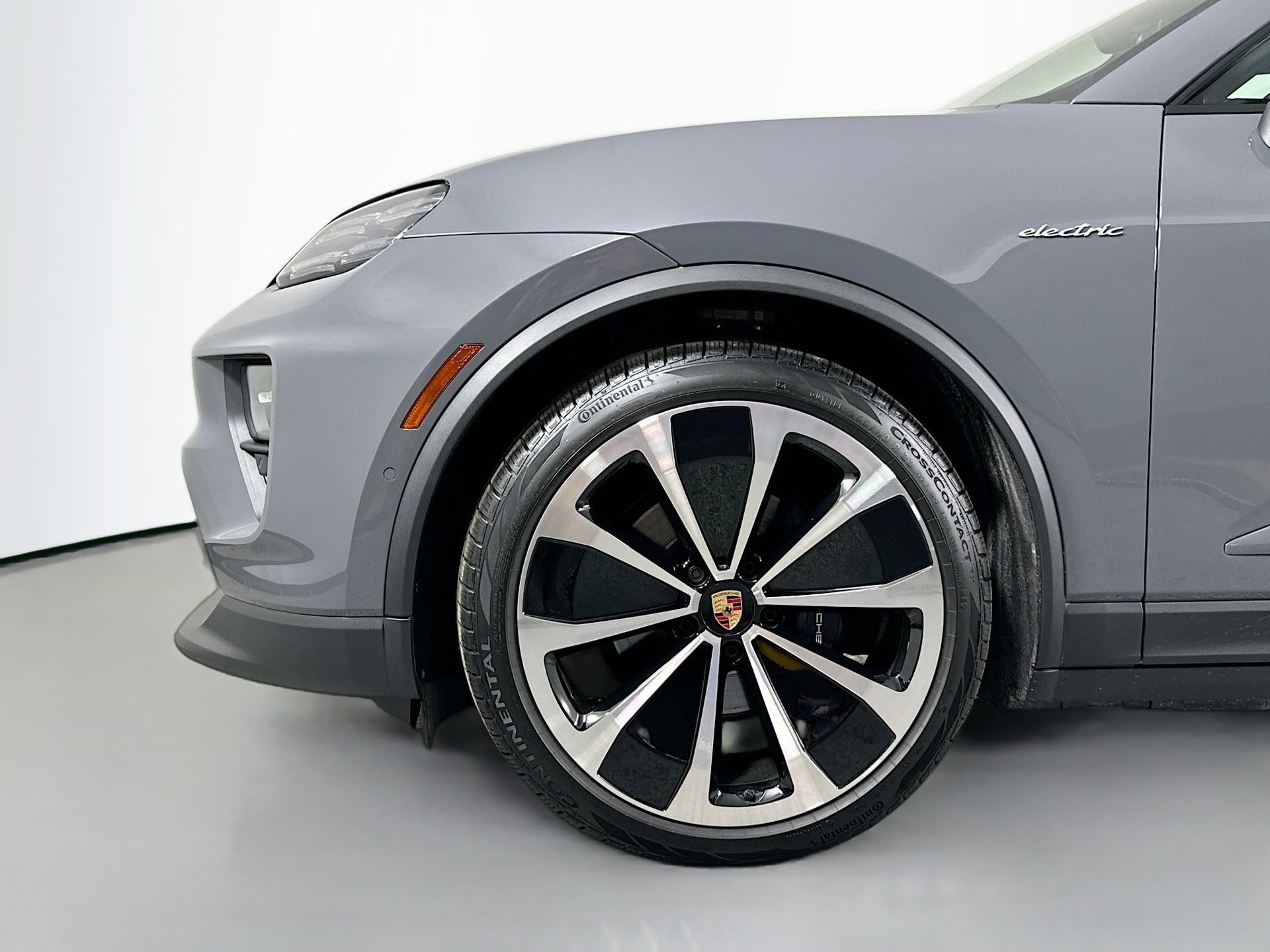 Certified 2025 Porsche Macan 4 Electric image 11
